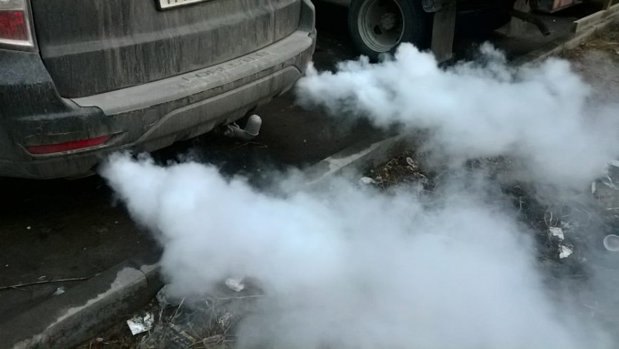 Fumée du moteur : causes et solutions