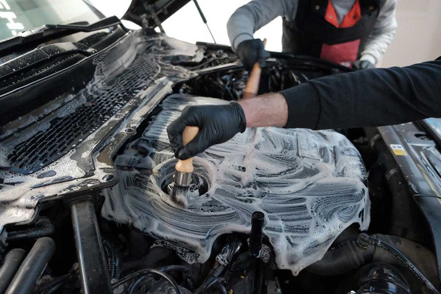 Comment laver le moteur d'une voiture à la maison et s'il faut le faire ou non