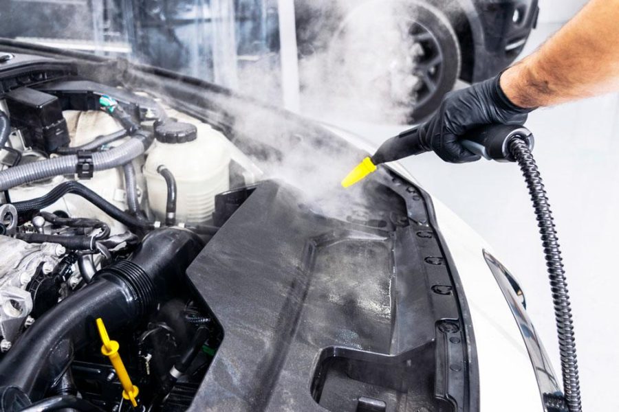 Comment laver le moteur d'une voiture à la maison et s'il faut le faire ou non