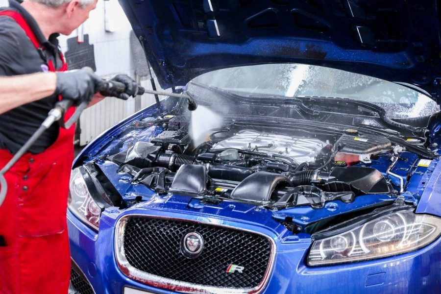 Comment laver le moteur d'une voiture à la maison et s'il faut le faire ou non
